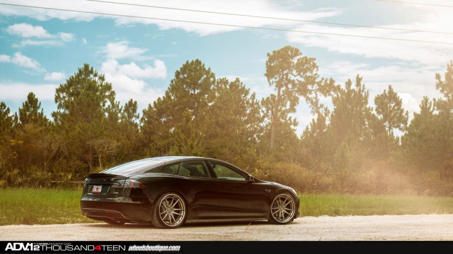 Tesla Model S by ADV.1 Wheels 2014 года  (фото 9 из 21)